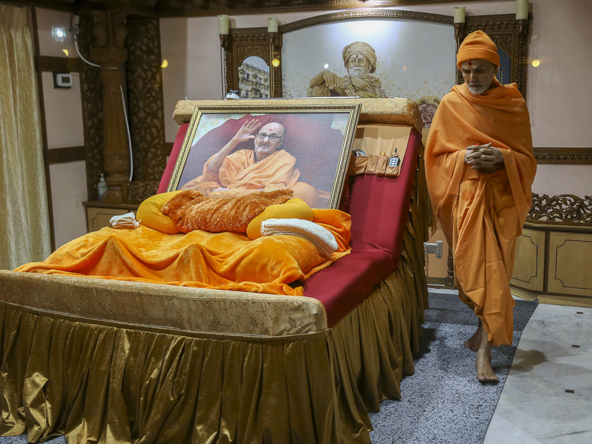 Param Pujya Mahant Swami Maharaj doing pradakshina in room of Brahmaswarup Pramukh Swami Maharaj, 4 Feb 2017