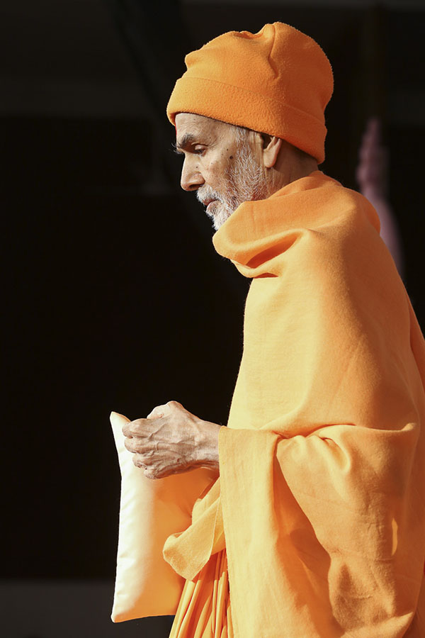 Param Pujya Mahant Swami Maharaj performs his morning puja, 4 Feb 2017