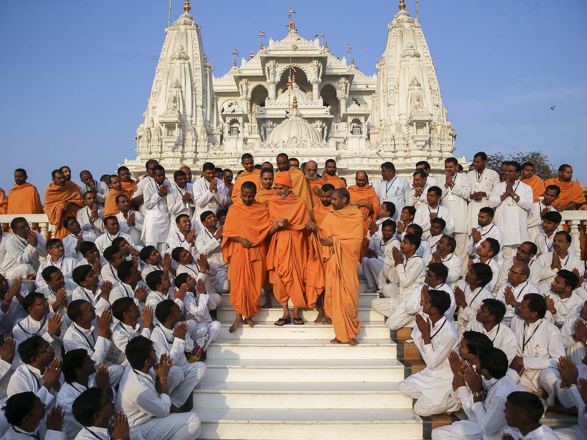 Karyakars doing darshan of Param Pujya Mahant Swami Maharaj, 4 Feb 2017