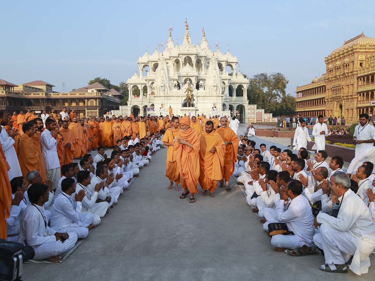 Karyakars doing darshan of Param Pujya Mahant Swami Maharaj, 4 Feb 2017