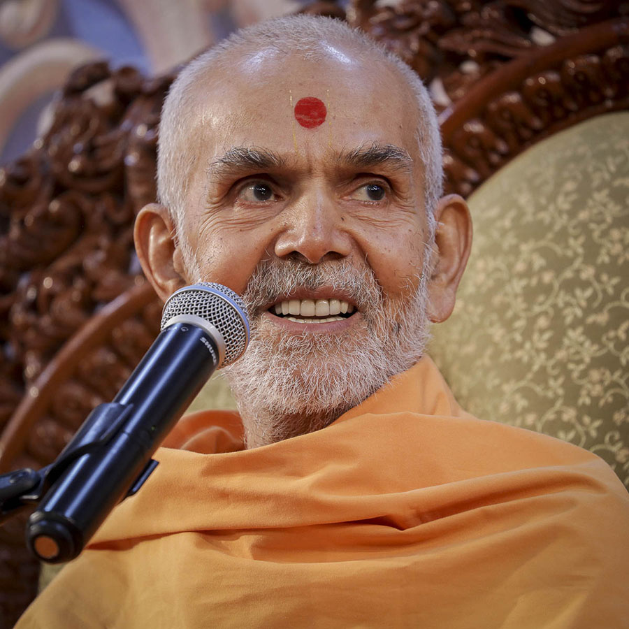 Param Pujya Mahant Swami Maharaj blesses karyakars, 4 Feb 2017