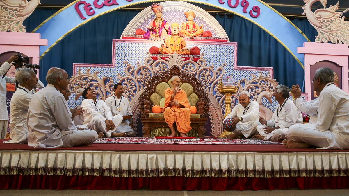 Param Pujya Mahant Swami Maharaj interacts with karyakars, 4 Feb 2017
