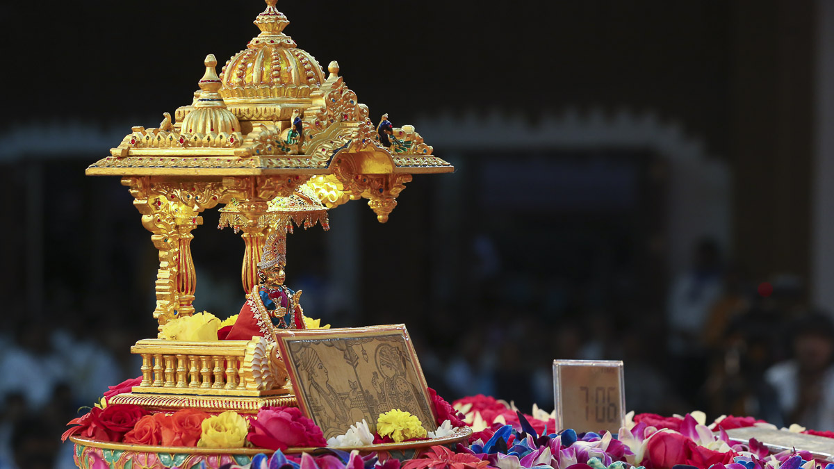 Shri Harikrishna Maharaj in Param Pujya Mahant Swami Maharaj's morning puja, 5 Feb 2017