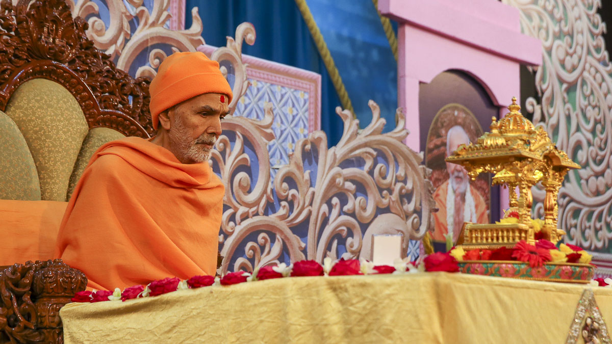 Param Pujya Mahant Swami Maharaj performs his morning puja, 5 Feb 2017
