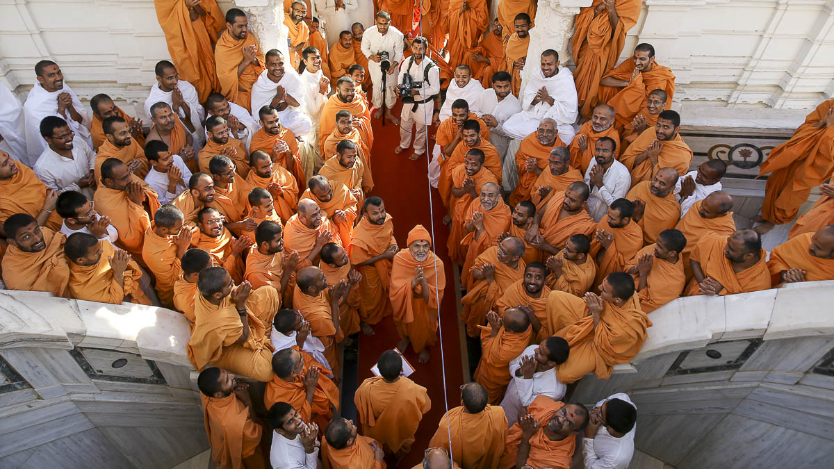 Param Pujya Mahant Swami Maharaj greets sadhus with 'Jai Swaminarayan', 5 Feb 2017
