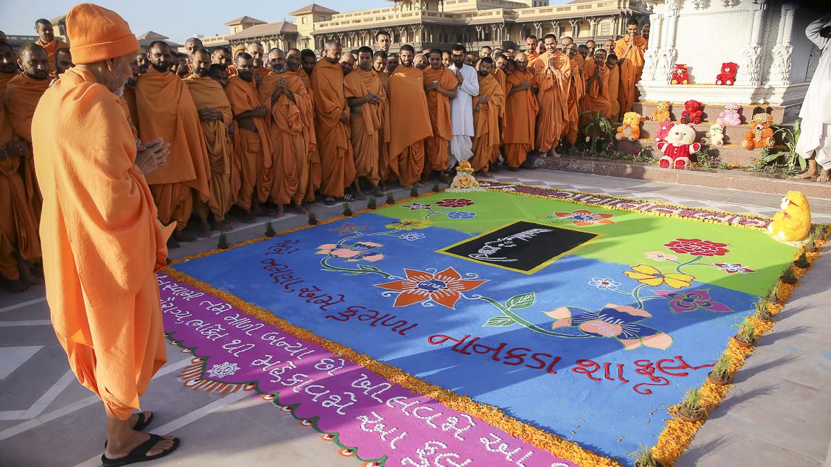 Param Pujya Mahant Swami Maharaj observes rangoli made by karyakars, 5 Feb 2017