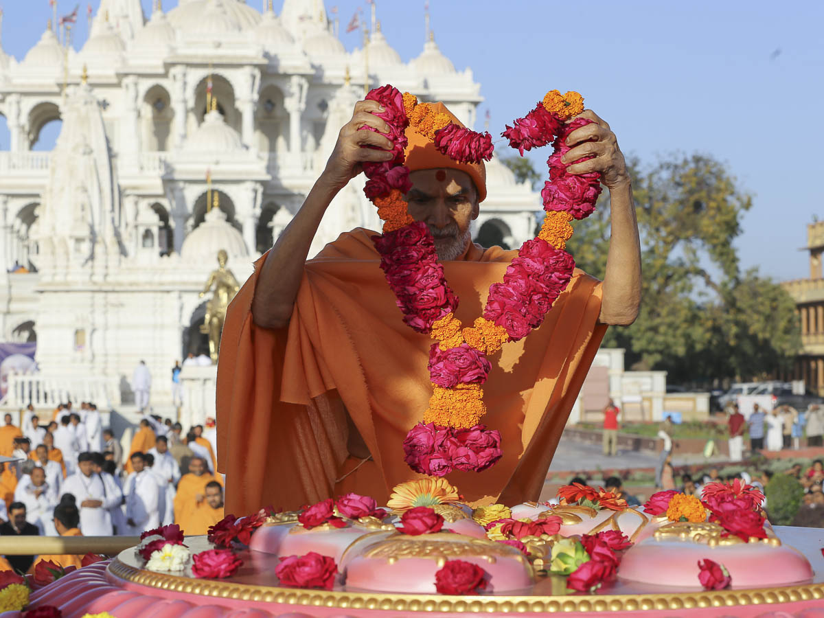 Param Pujya Mahant Swami Maharaj offers garland to Brahmaswarup Pramukh Swami Maharaj's samadhi, 5 Feb 2017