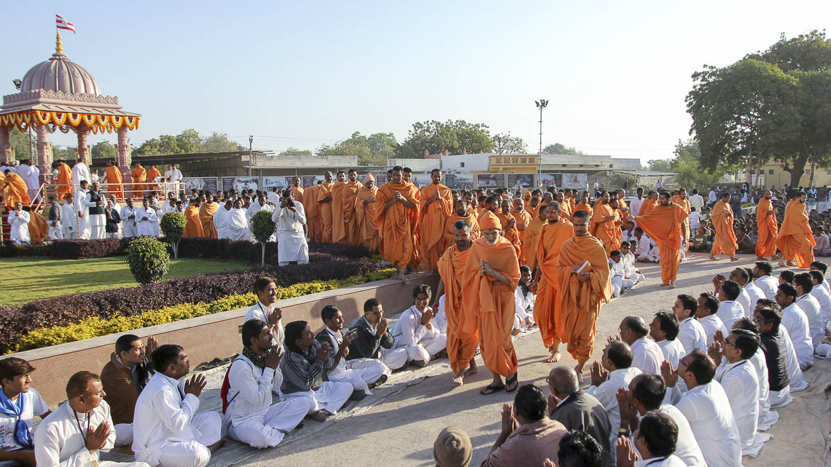 Karyakars doing darshan of Param Pujya Mahant Swami Maharaj, 5 Feb 2017