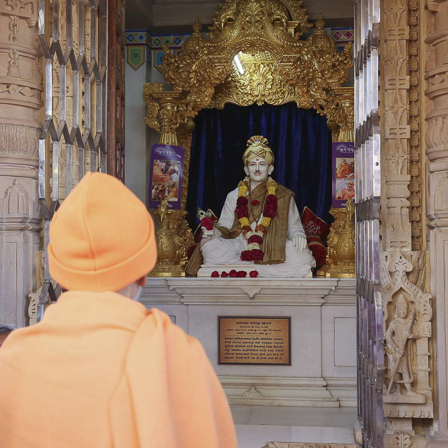 Param Pujya Mahant Swami Maharaj engrossed in darshan of Brahmaswarup Bhagatji Maharaj, 5 Feb 2017