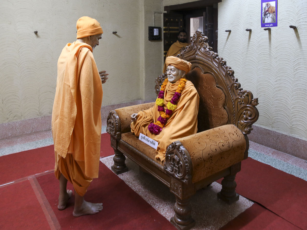 Param Pujya Mahant Swami Maharaj engrossed in darshan of Brahmaswarup Yogiji Maharaj, 5 Feb 2017