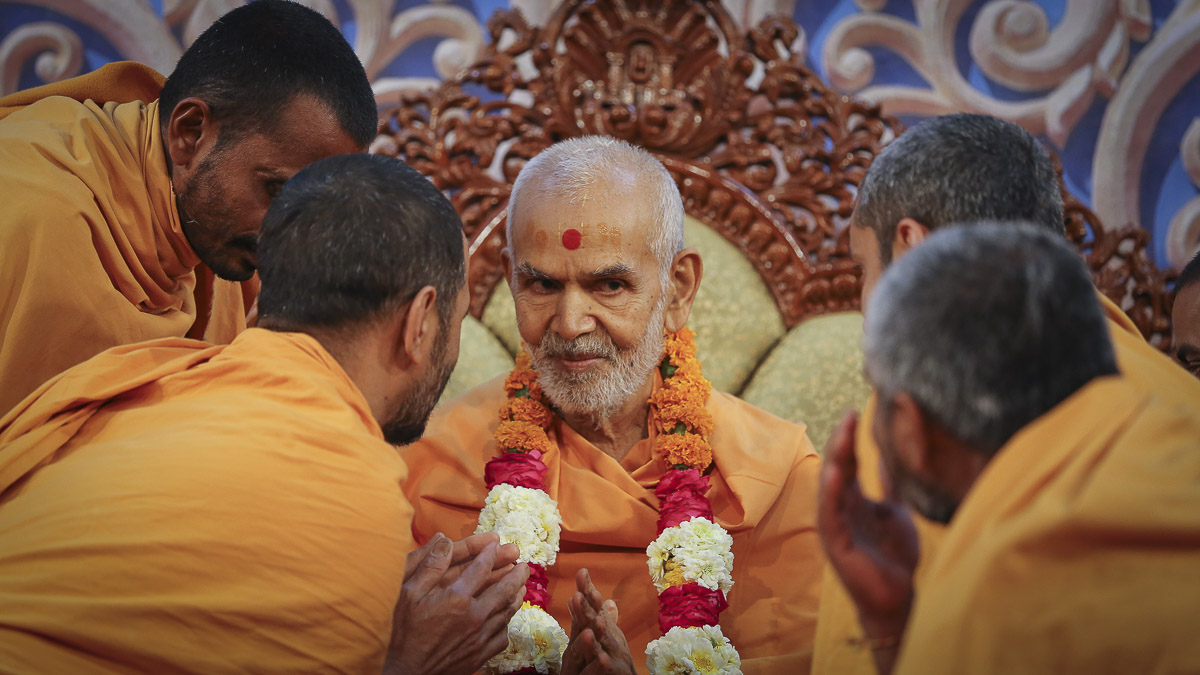 Sadhus honor Param Pujya Mahant Swami Maharaj with a garland, 5 Feb 2017