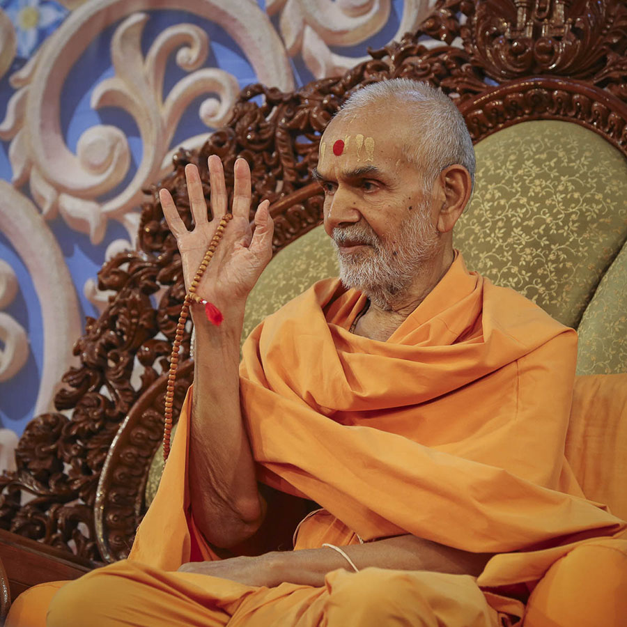 Param Pujya Mahant Swami Maharaj blesses karyakars, 5 Feb 2017