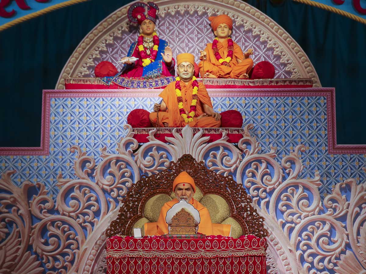 Param Pujya Mahant Swami Maharaj performs his morning puja, 6 Feb 2017