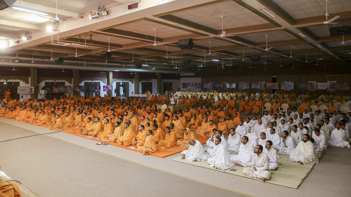 Sadhus and parshads doing Param Pujya Mahant Swami's puja darshan, 6 Feb 2017