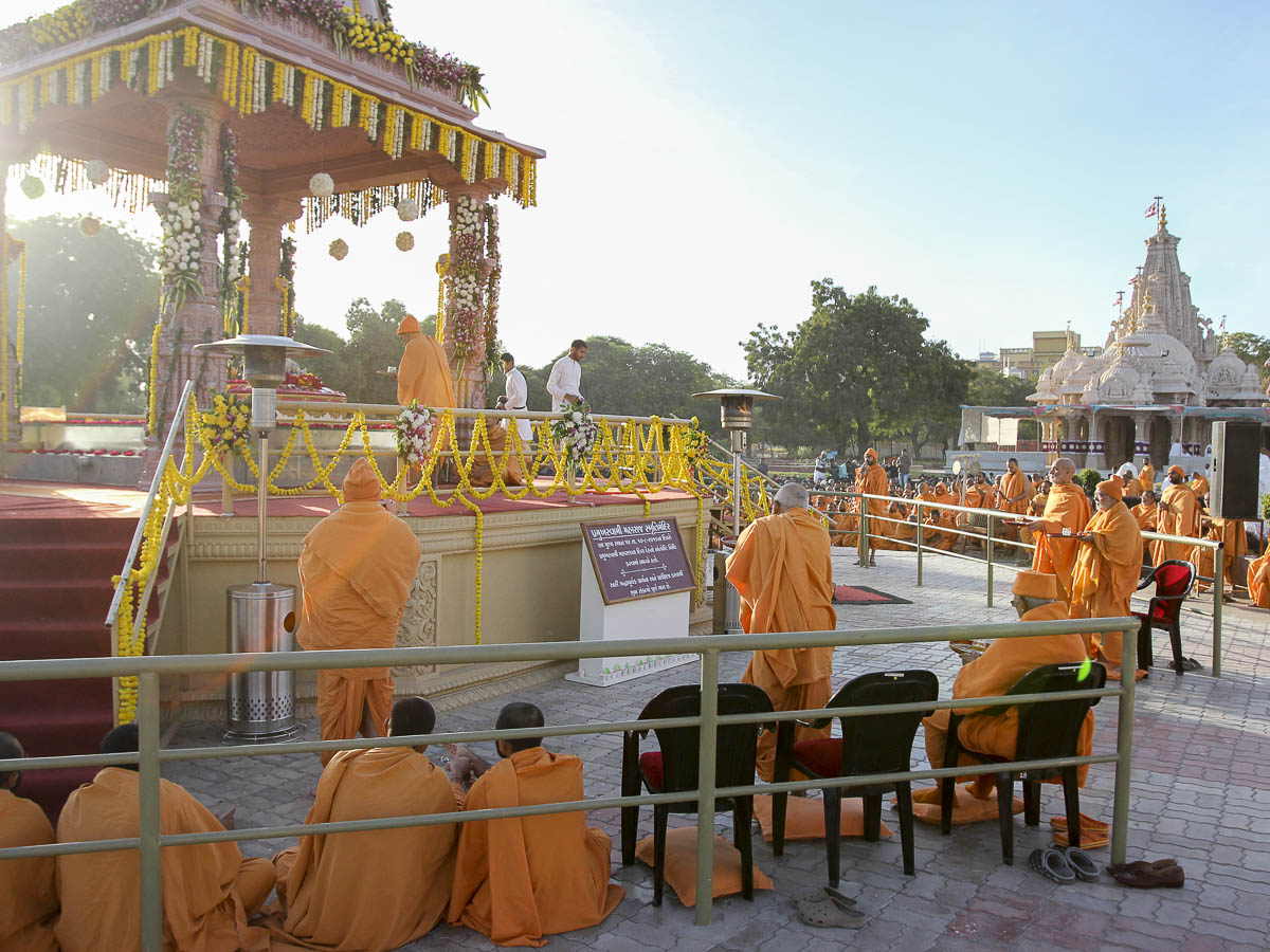 Param Pujya Mahant Swami Maharaj and senior sadhus perform arti at Brahmaswarup Pramukh Swami Maharaj's samadhi, 6 Feb 2017