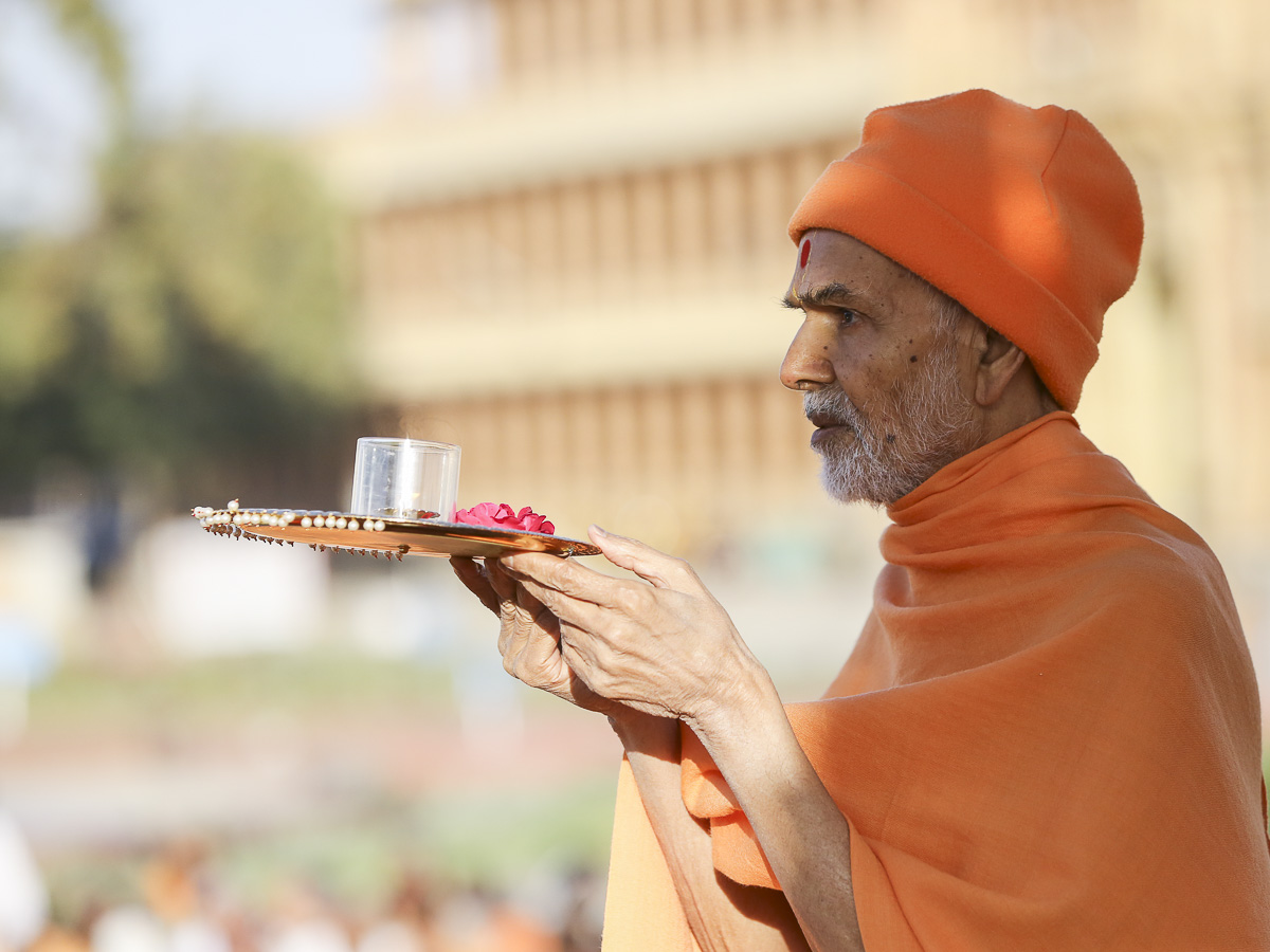 Param Pujya Mahant Swami Maharaj performs arti, 6 Feb 2017