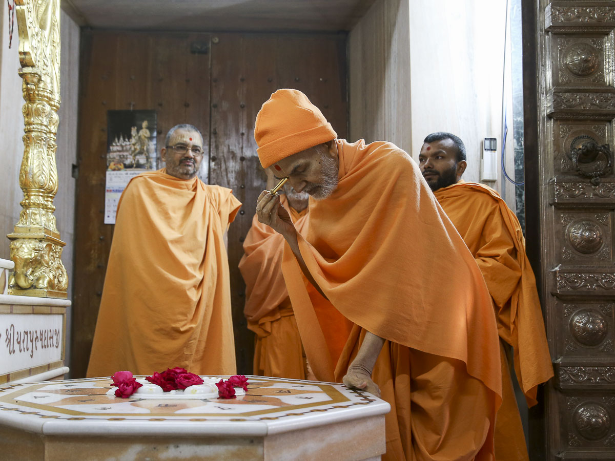 Param Pujya Mahant Swami Maharaj engrossed in darshan at Shri Yagnapurush Smruti Mandir, 6 Feb 2017