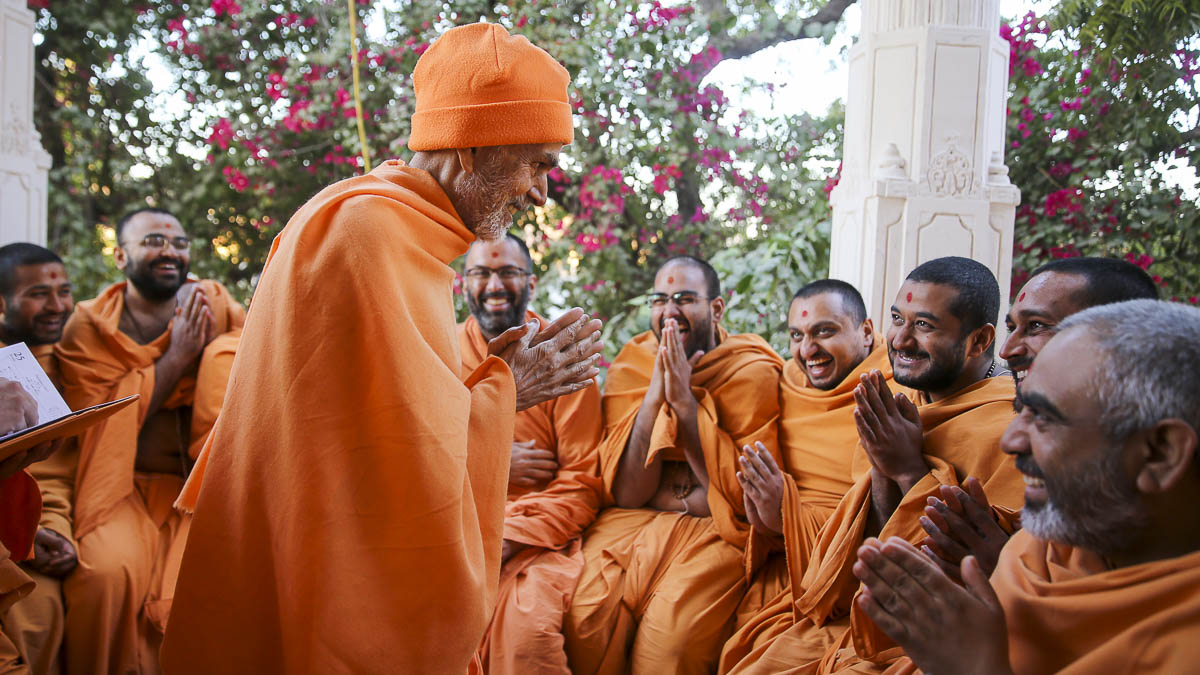 Param Pujya Mahant Swami Maharaj converse with sadhus,7 Feb 2017