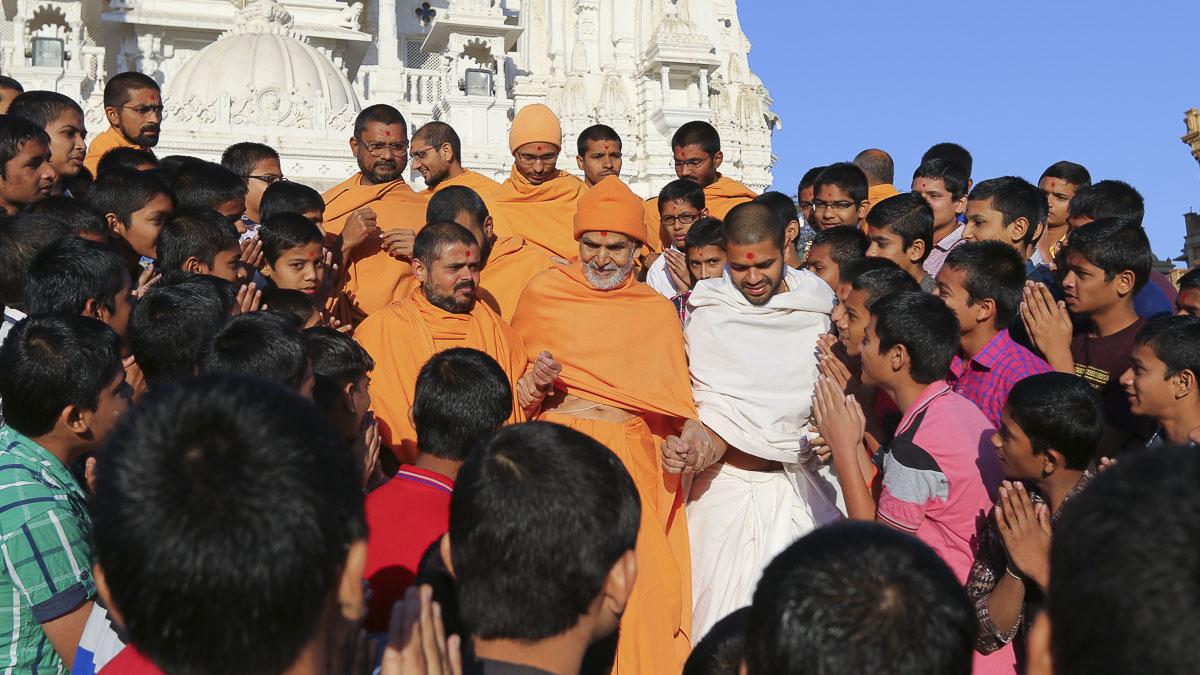 Students of Swaminarayan Vidyamandir doing darshan of Param Pujya Mahant Swami Maharaj,7 Feb 2017