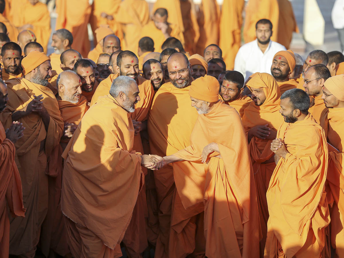 Param Pujya Mahant Swami Maharaj blesses Yogvivek Swami,7 Feb 2017