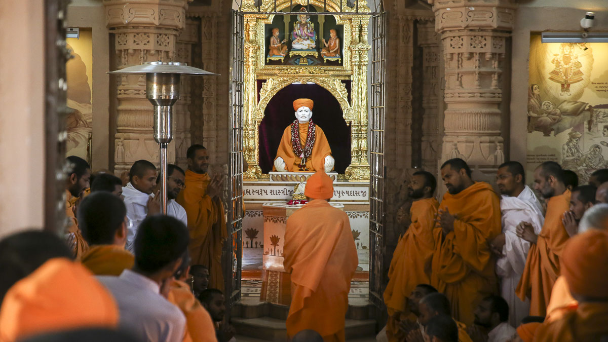 Param Pujya Mahant Swami Maharaj engrossed in darshan of Brahmaswarup Shastriji Maharaj,7 Feb 2017