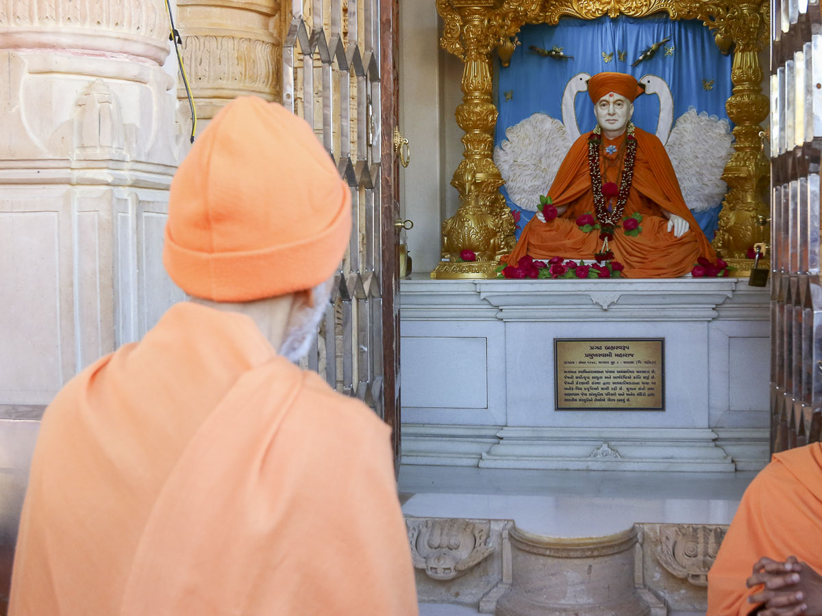 Param Pujya Mahant Swami Maharaj engrossed in darshan of Brahmaswarup Pramukh Swami Maharaj,7 Feb 2017