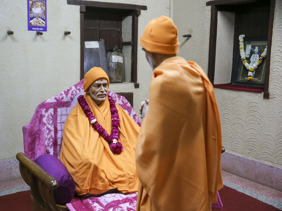 Param Pujya Mahant Swami Maharaj engrossed in darshan of Brahmaswarup Shastriji Maharaj,7 Feb 2017