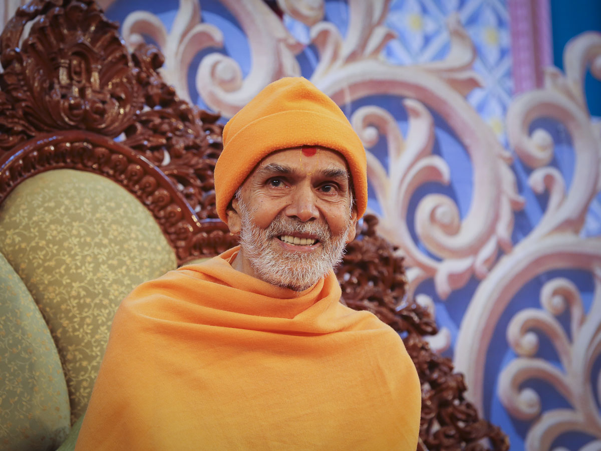 Param Pujya Mahant Swami Maharaj in a divine mood,7 Feb 2017