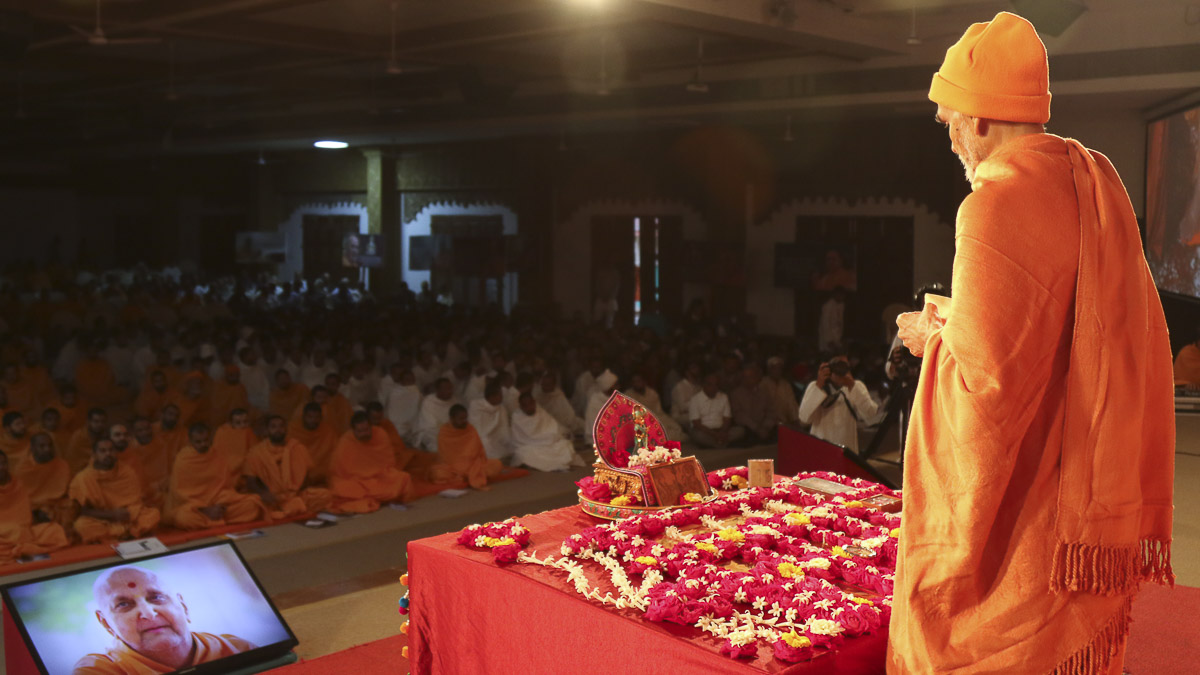Param Pujya Mahant Swami Maharaj performs his morning puja, 8 Feb 2017
