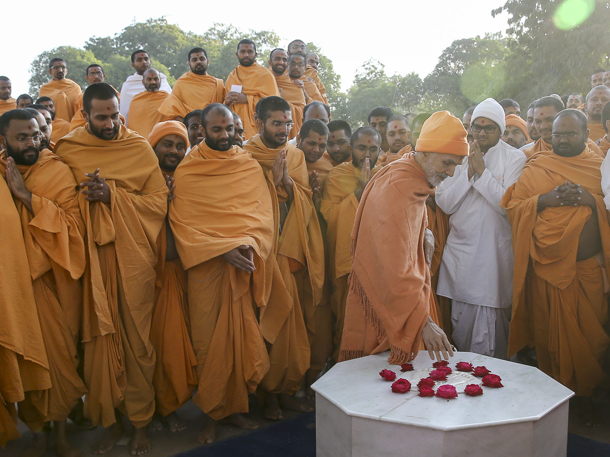 Param Pujya Mahant Swami Maharaj performs pradakshina of holy charanarvind of Bhagwan Swaminarayan, 8 Feb 2017