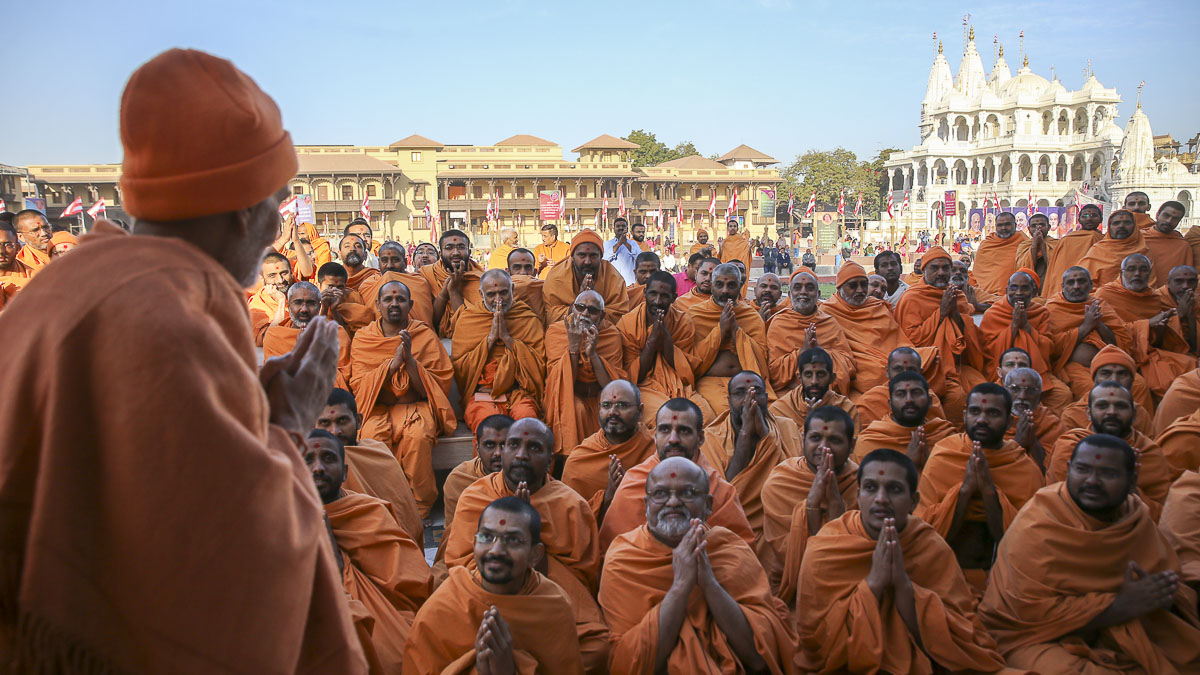 Param Pujya Mahant Swami Maharaj greets sadhus attending the Sant Shibir, 8 Feb 2017