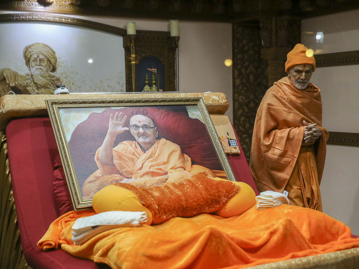 Param Pujya Mahant Swami Maharaj performs pradakshina in Brahmaswarup Pramukh Swami Maharaj's room, 8 Feb 2017