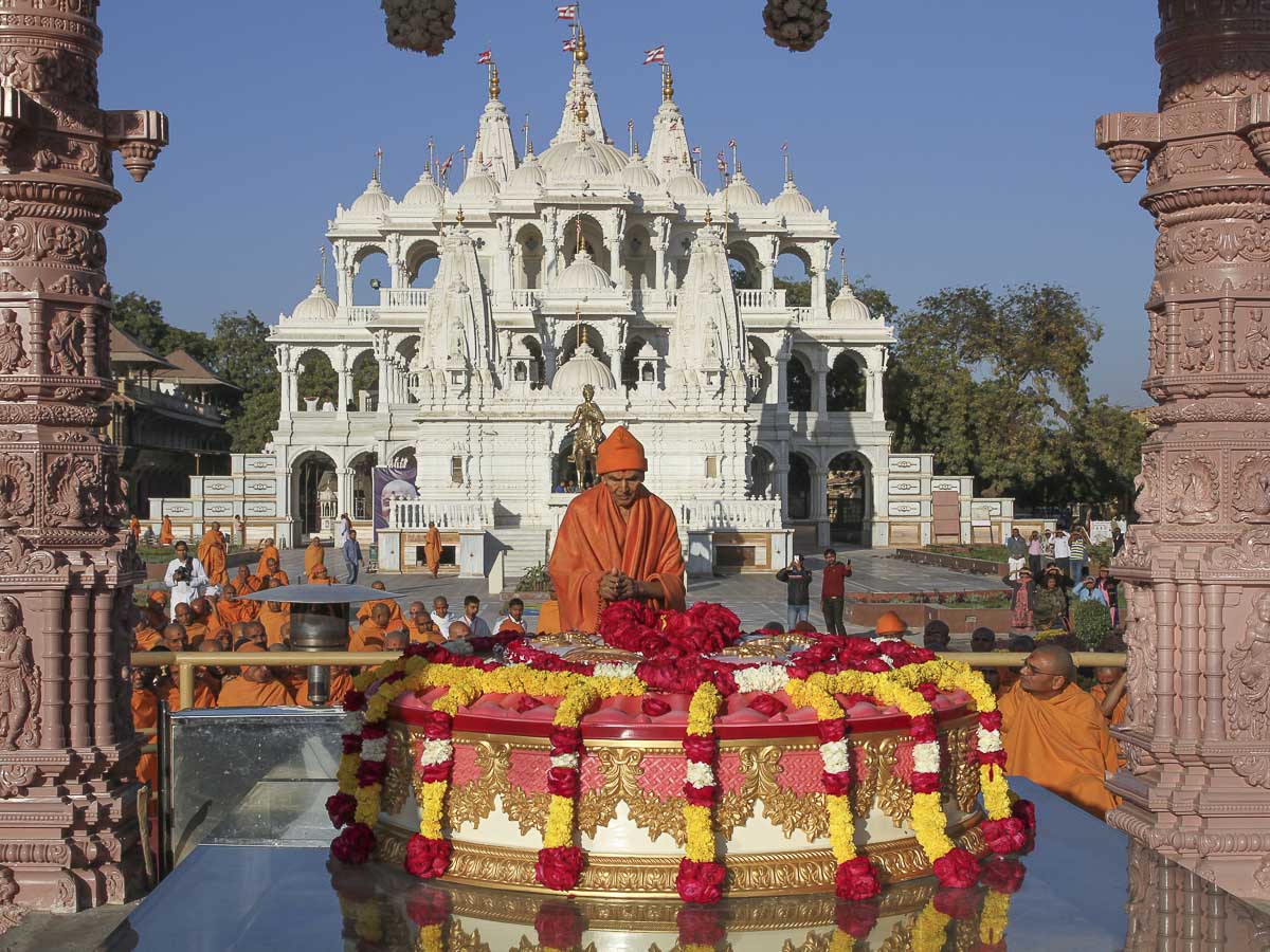 Param Pujya Mahant Swami Maharaj engrossed in darshan at Brahmaswarup Pramukh Swami Maharaj's samadhi, 9 Feb 2017