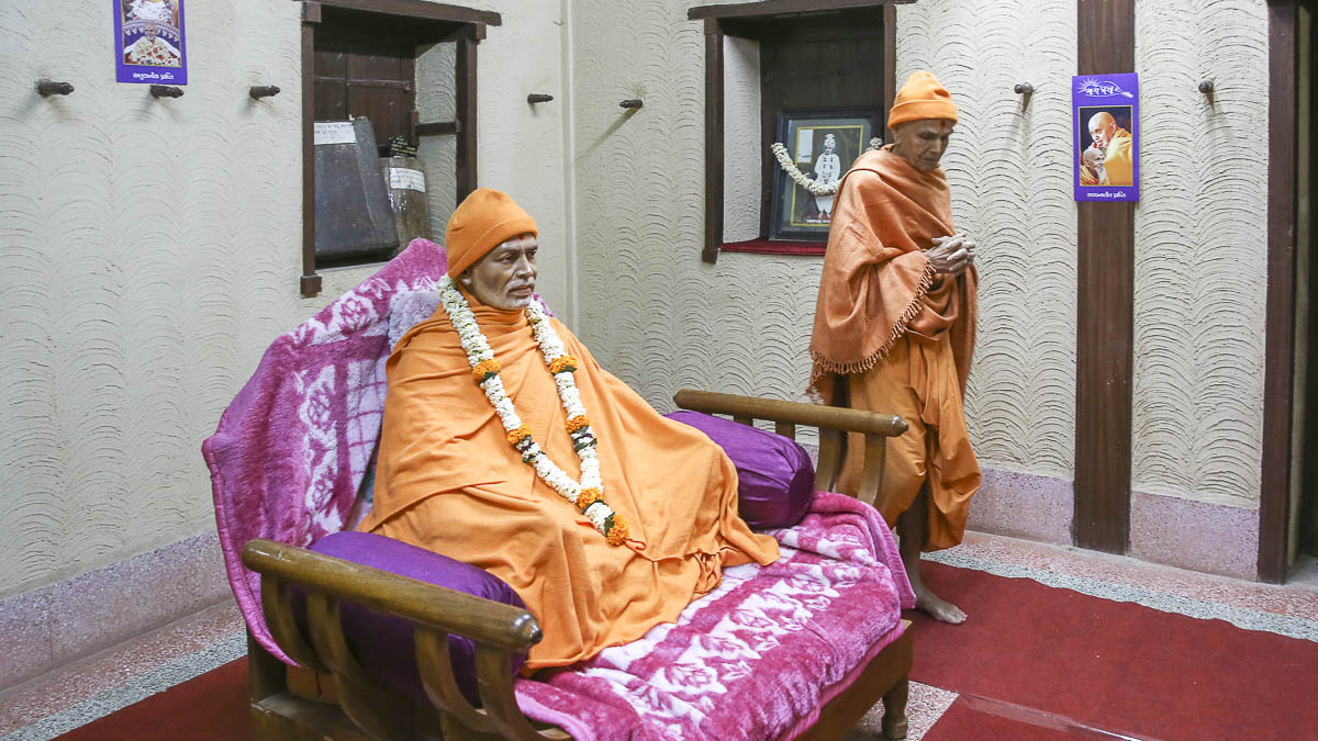 Param Pujya Mahant Swami Maharaj performs pradakshina in Brahmaswarup Shastriji Maharaj's room, 9 Feb 2017