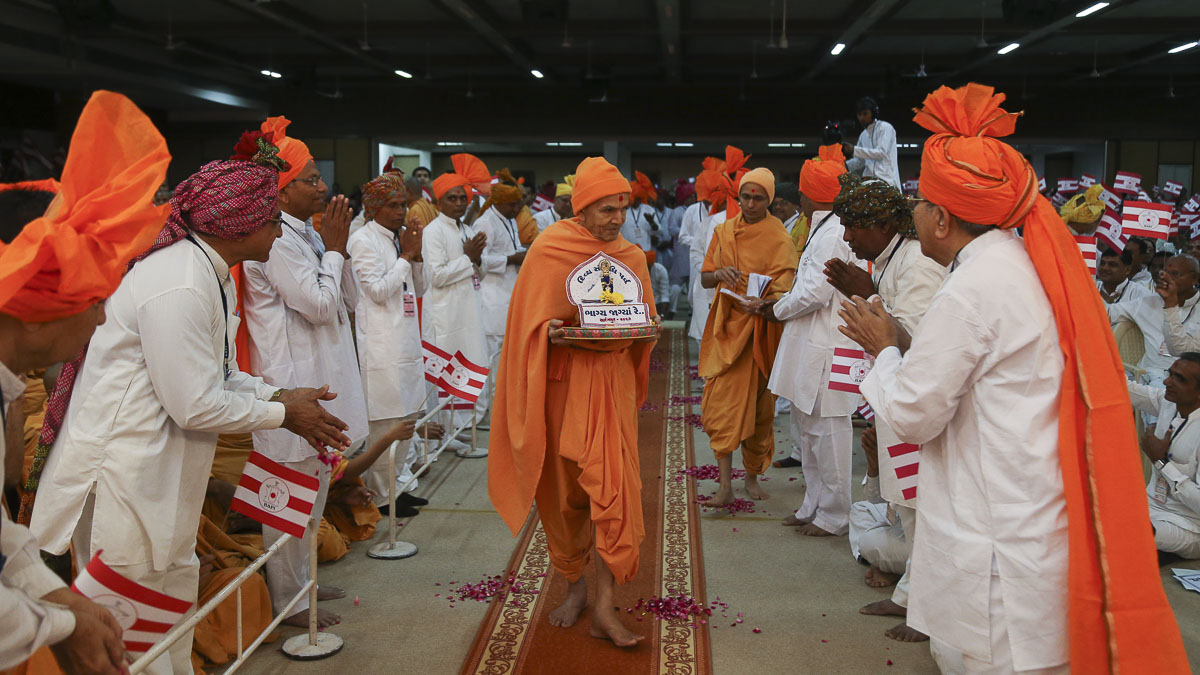 Karyakars welcome Param Pujya Mahant Swami Maharaj, 10 Feb 2017