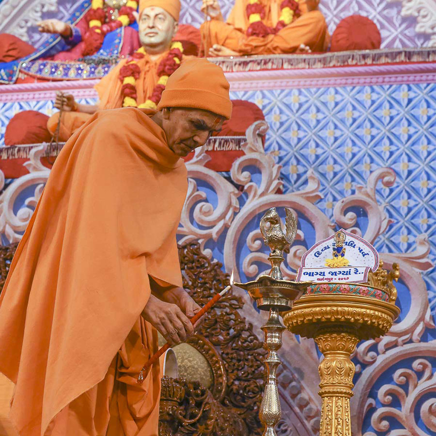 Param Pujya Mahant Swami Maharaj light the inaugural lamp (deep-pragatya) of Divya Sannidhi Parva 2017 for satsang activities karyakars, 10 Feb 2017