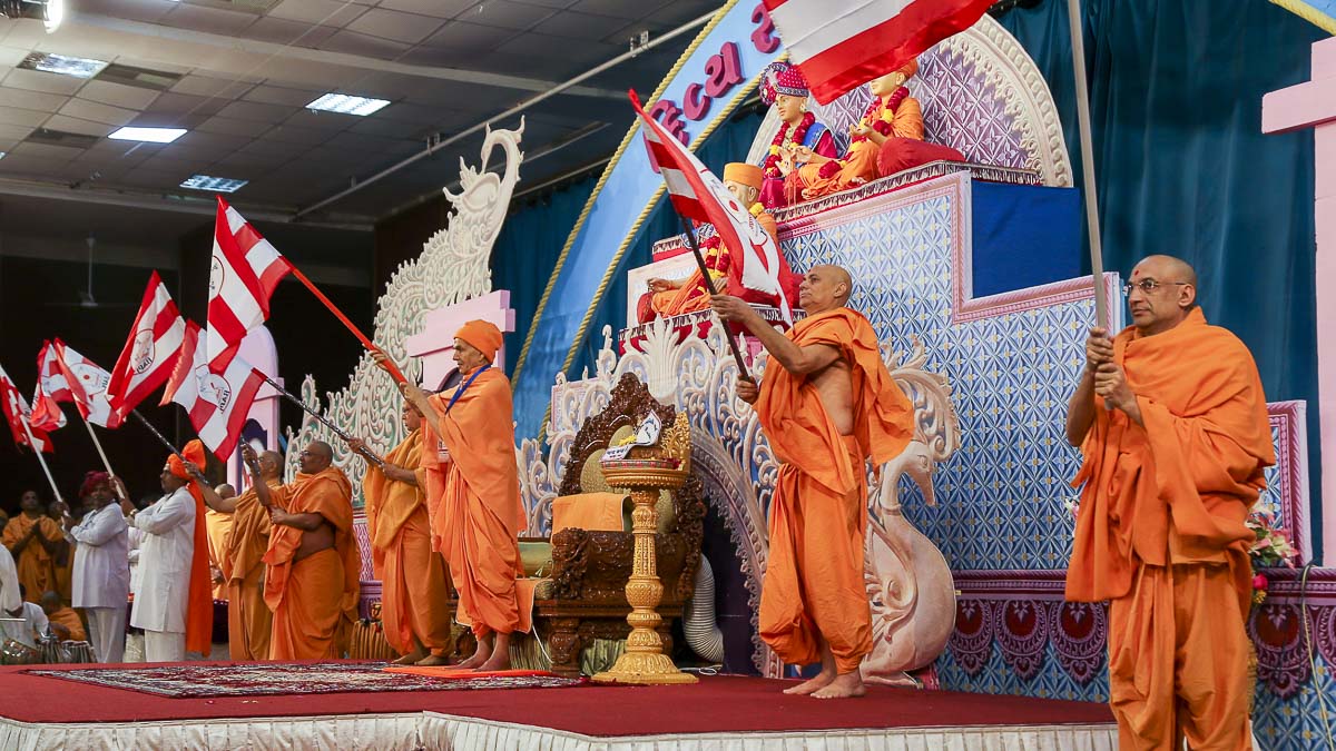 Param Pujya Mahant Swami Maharaj, Puyja Viveksagar Swami and sadhus wave BAPS flags, 10 Feb 2017