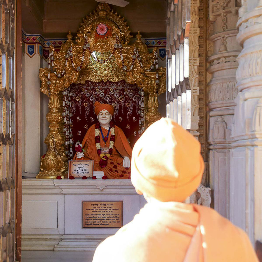 Param Pujya Mahant Swami Maharaj engrossed in darshan of Brahmaswarup Yogiji Maharaj, 10 Feb 2017