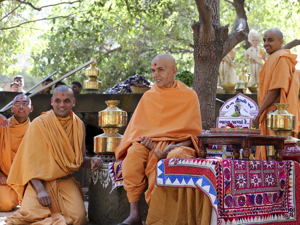 Param Pujya Mahant Swami Maharaj during the shakotsav, 10 Feb 2017