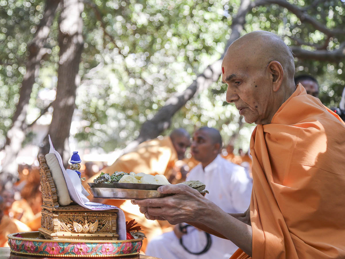 Param Pujya Mahant Swami Maharaj offers thal to Shri Harikrishna Maharaj, 10 Feb 2017