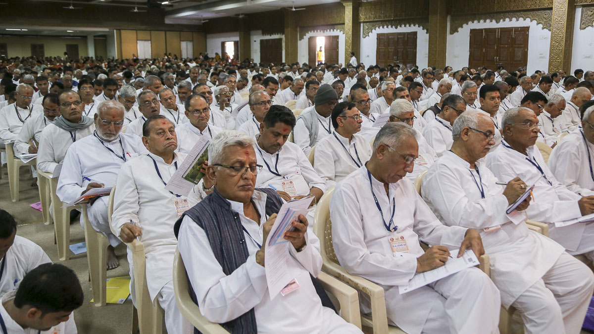 Karyakars seated in a Divya Sannidhi Parva session, 10 Feb 2017