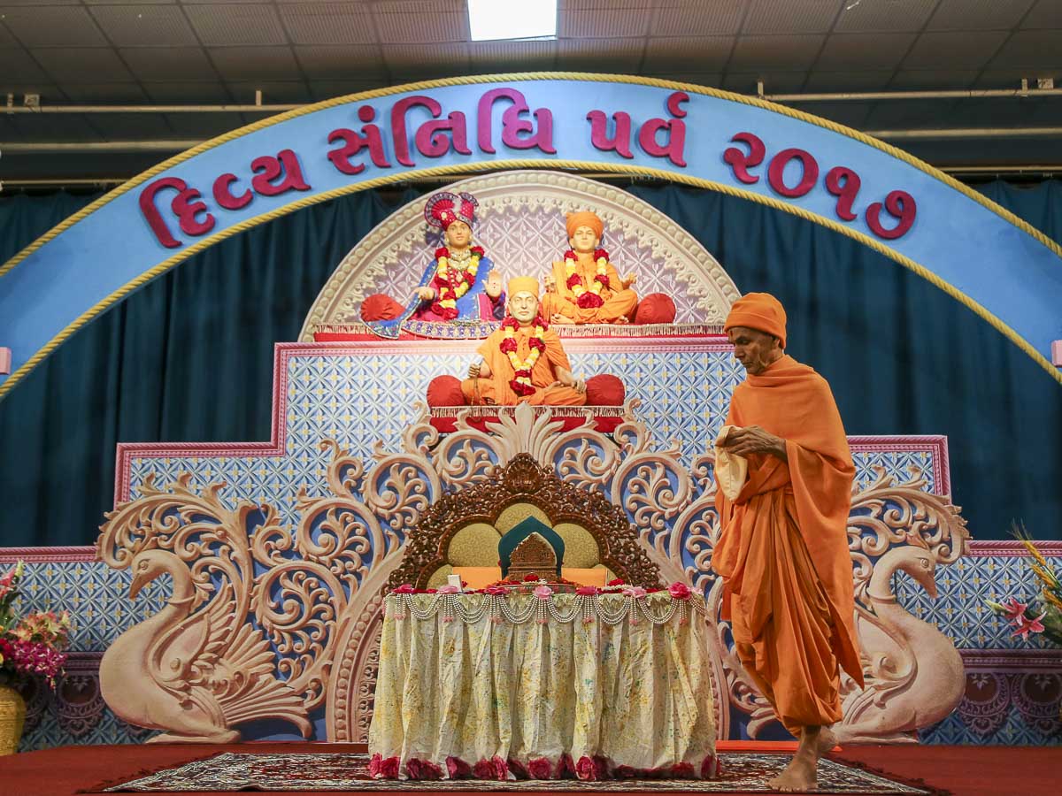 Param Pujya Mahant Swami Maharaj performs his morning puja, 11 Feb 2017