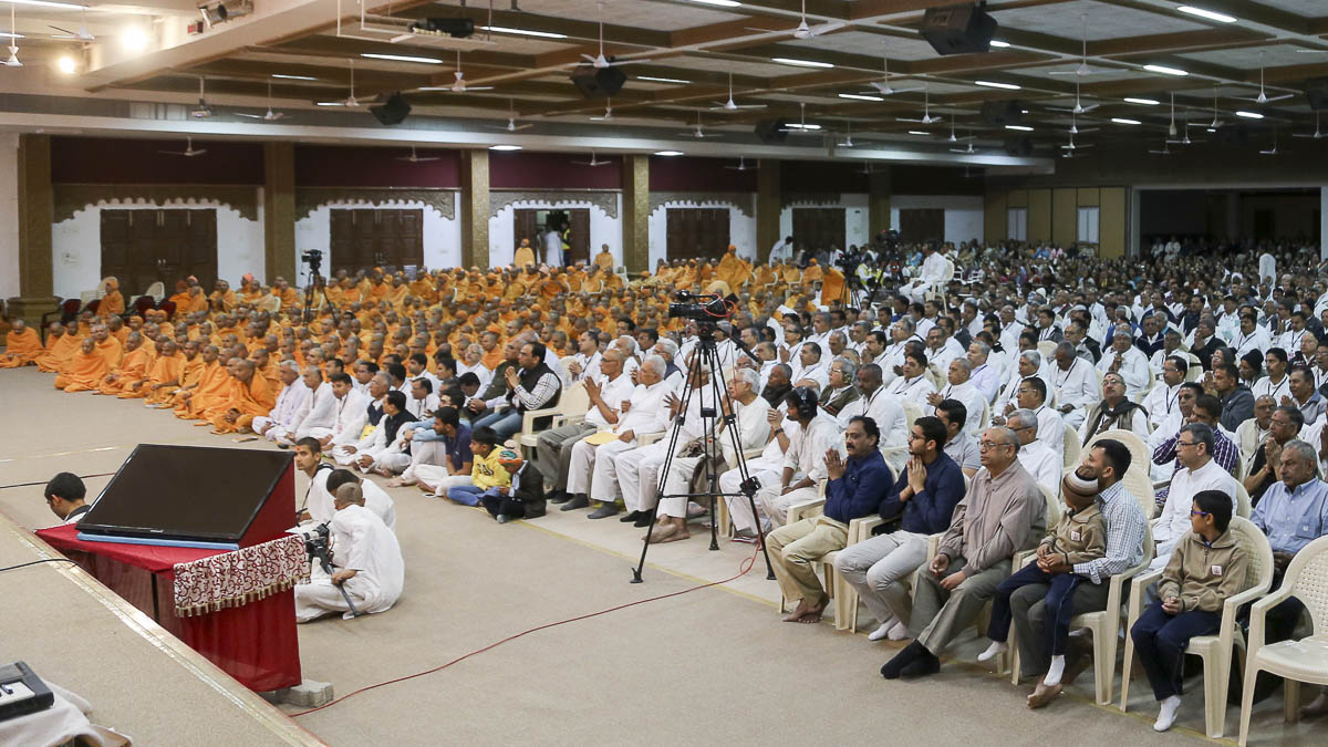 Sadhus and devotees doing Param Pujya Mahant Swami Maharaj's puja darshan, 11 Feb 2017