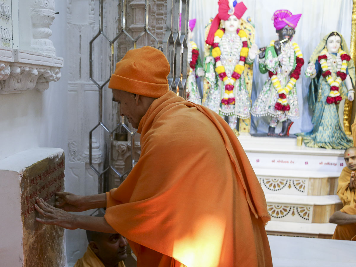 Param Pujya Mahant Swami Maharaj reverentially touches sacred stone, 11 Feb 2017