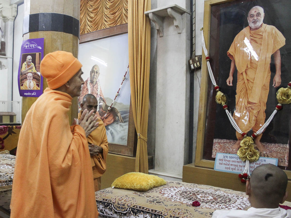 Param Pujya Mahant Swami Maharaj engrossed in darshan of Brahmaswarup Pramukh Swami Maharaj in the Rangmandap, 11 Feb 2017