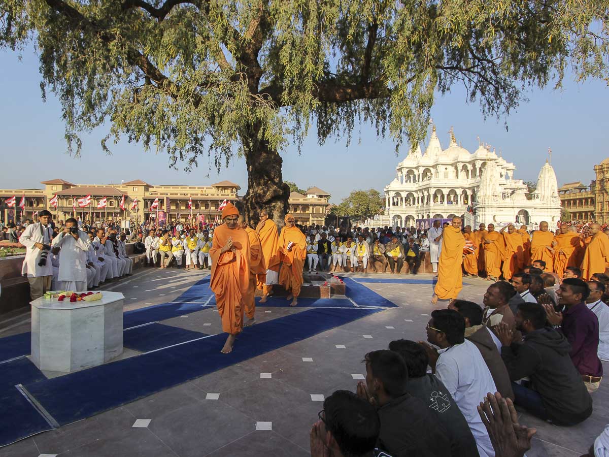 Devotees doing darshan of Param Pujya Mahant Swami Maharaj, 11 Feb 2017