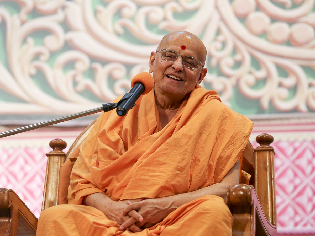Pujya Ishwarcharan Swami addresses a Divya Sannidhi Parva assembly, 11 Feb 2017