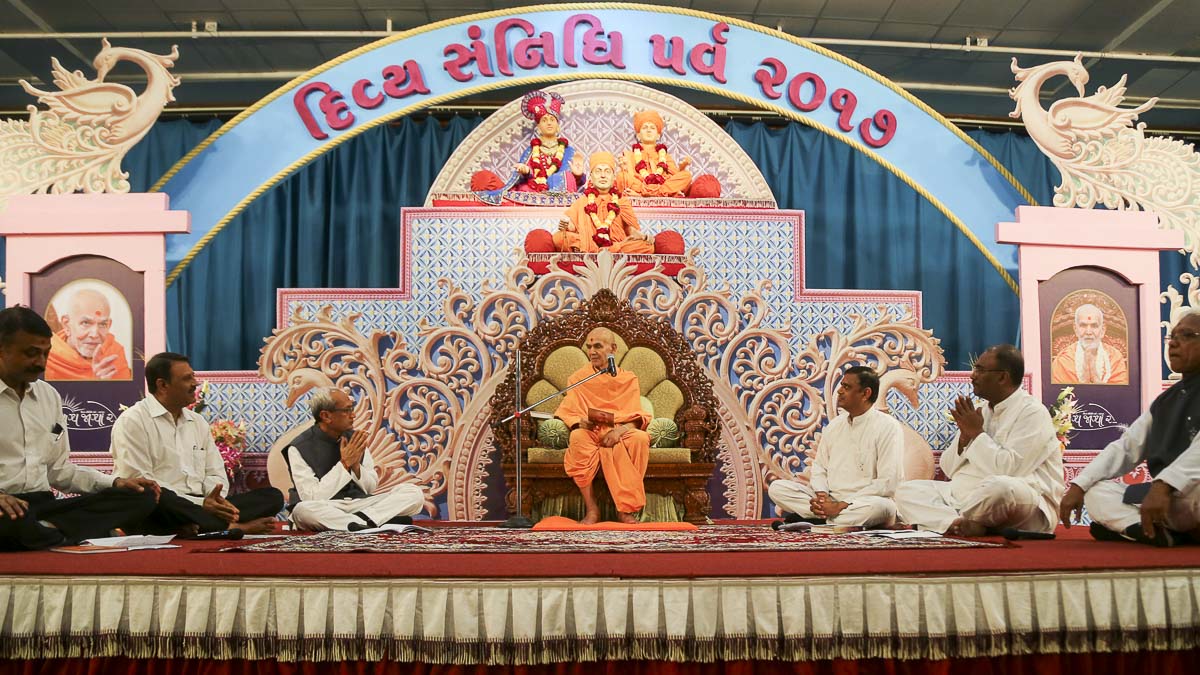 Param Pujya Mahant Swami Maharaj converses with karyakars during a presentation, 11 Feb 2017