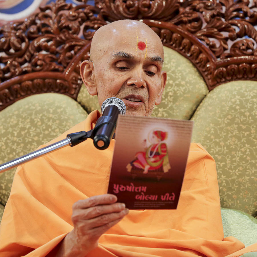 Param Pujya Mahant Swami Maharaj blesses karyakars, 11 Feb 2017