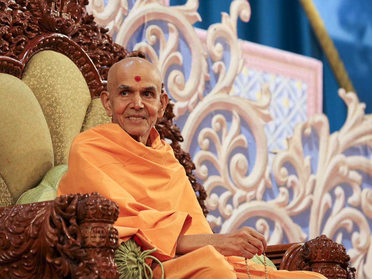 Param Pujya Mahant Swami Maharaj during a Divya Sannidhi Parva session, 11 Feb 2017